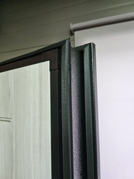 Угол дверной коробки: два контура уплотнения по периметру притвора